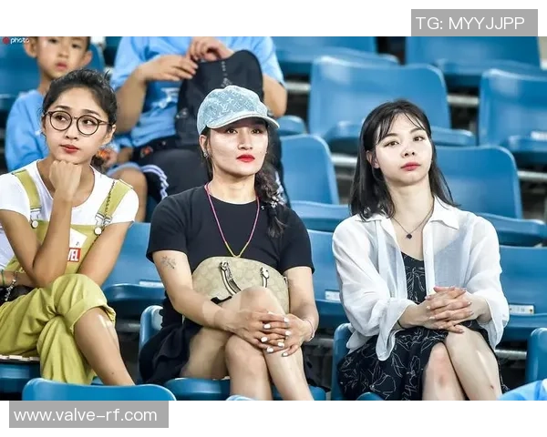 外国街头足球明星挑战赛引发热潮球迷热情参与展现技巧与魅力